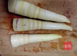 排骨烧苦笋的做法图解1