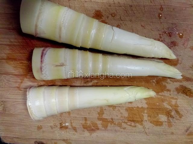 苦笋去外壳，去掉老头洗净。