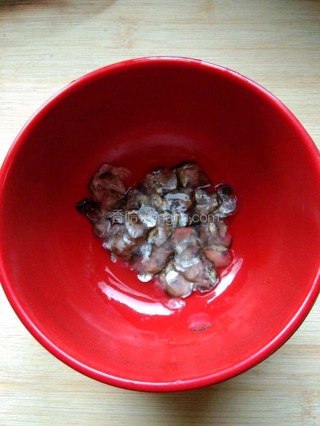将鱼鳞洗干控水放碗中