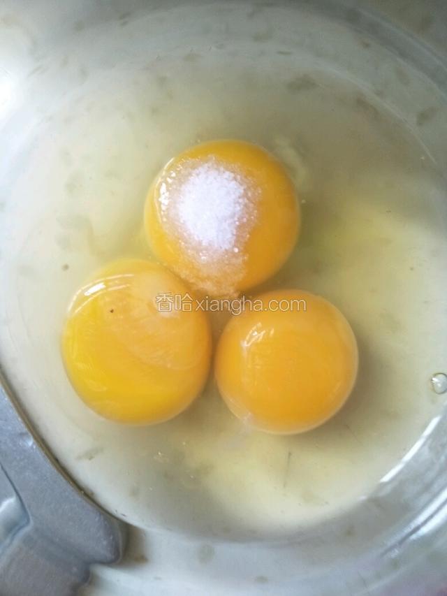 鸡蛋磕入碗里加适量盐和凉水