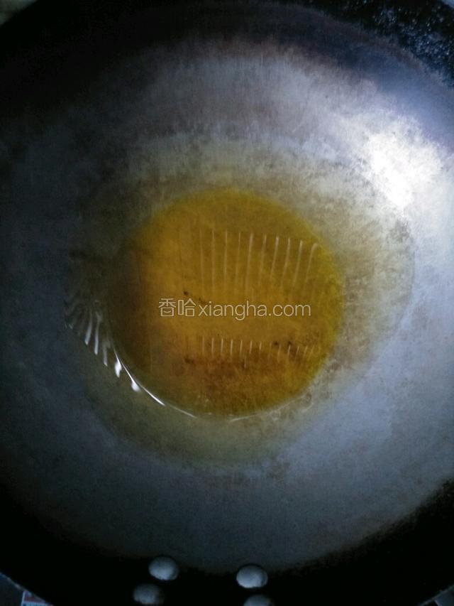 锅中倒油，烧热