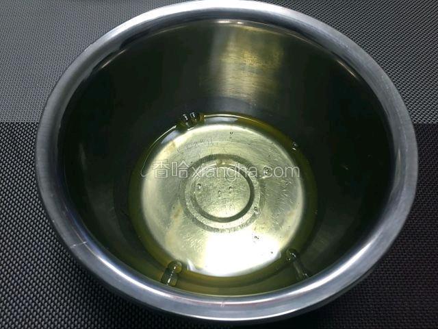 取出蛋清，分三次加入剩余的细砂糖打发。用电动打蛋器，手动的不易打发