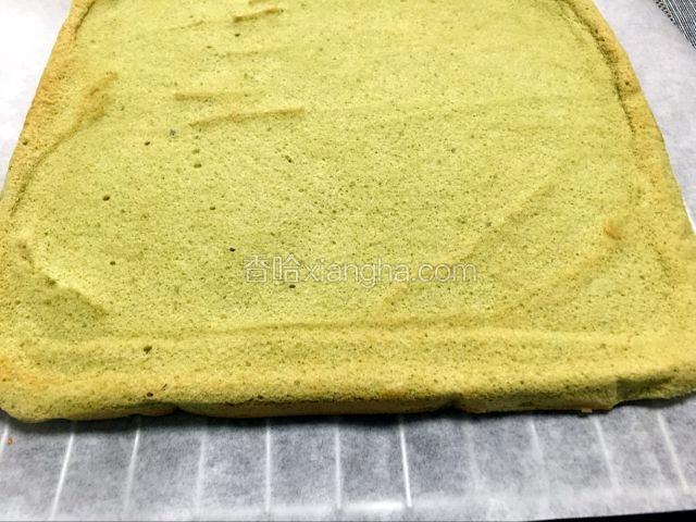 入烤箱中层，上下火160℃烤20min即可。蛋糕取出，趁热将油纸撕掉，放凉