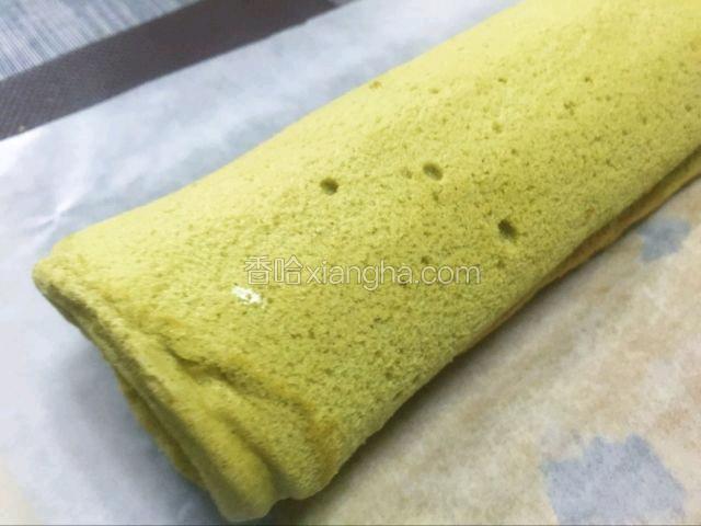 卷好的蛋糕卷，包上保鲜膜放冰箱定型