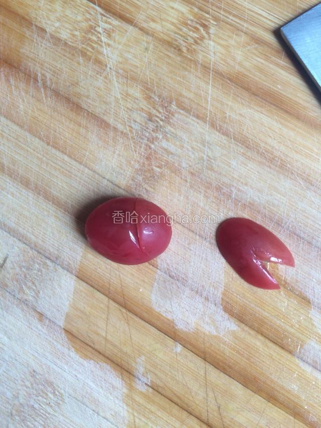 把小片中间切下一小三角，大片尖的一头斜切一刀不要切断！