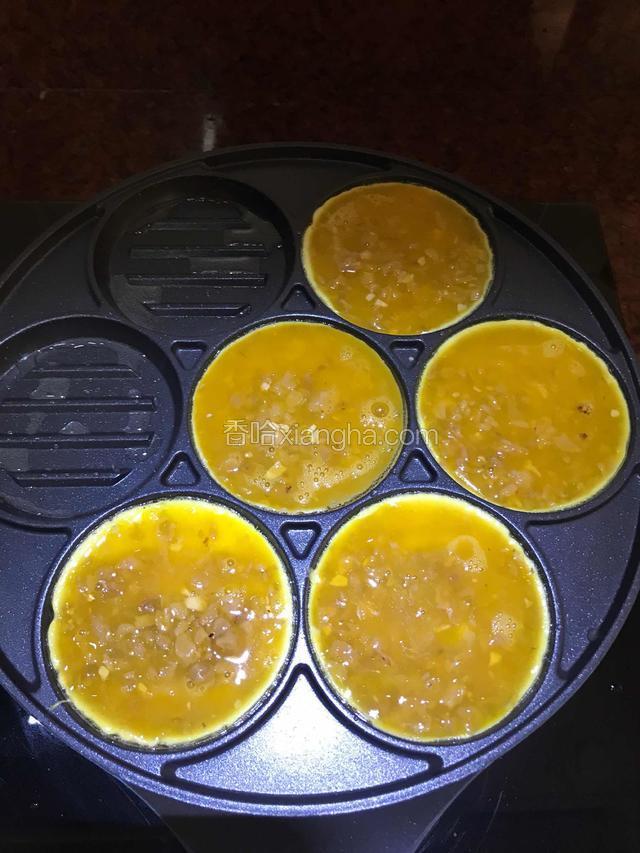 舀入菜脯蛋液，可以适当调小火煎。