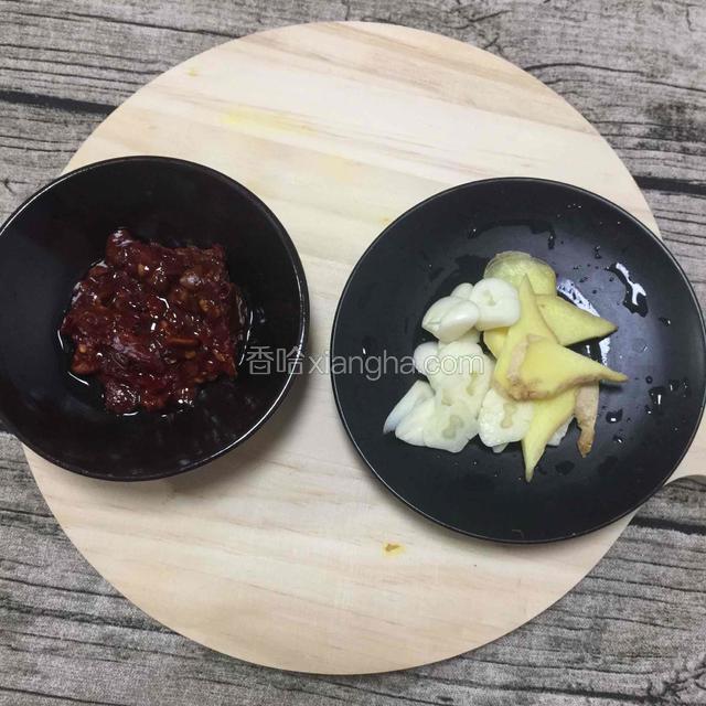 姜蒜切片，一勺豆瓣酱
