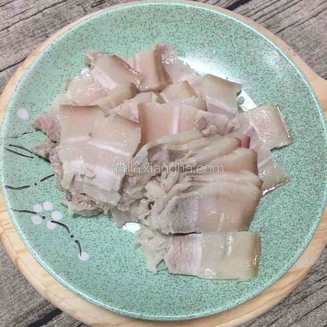 五花肉洗净放清水，放料酒、桂皮、香叶、生抽、八角煮八分熟捞起沥干切薄片备用