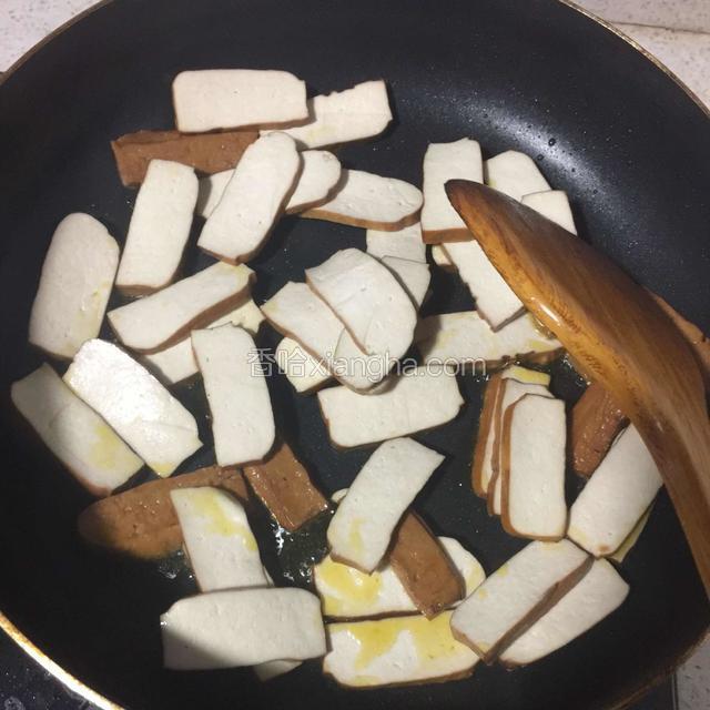 热锅起油小火翻炒油面干至变色盛起备用