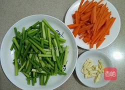 虾仁炒蒜苗的做法图解1