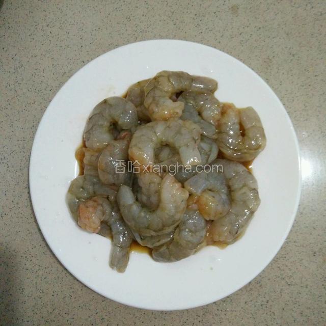 虾剥壳，用牙签挑出虾线，清洗干净沥干，放一茶匙生抽，少许淀粉，盐腌制一小会
