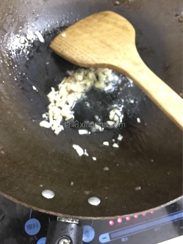 起油锅，烧热花生油后加入蒜头炒香