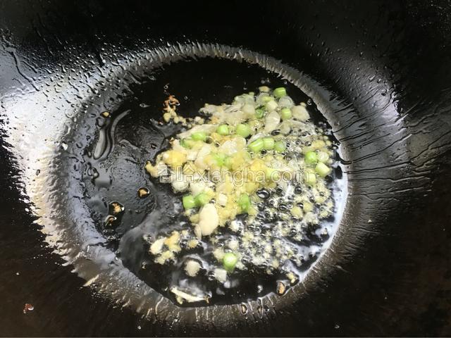 锅留底油爆香葱白和姜蒜。