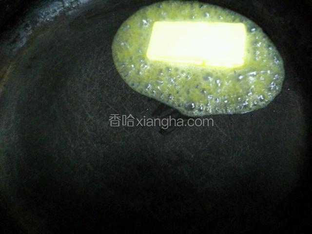 不粘锅加热后改小火。放入黄油加热成液体后倒入棉花糖