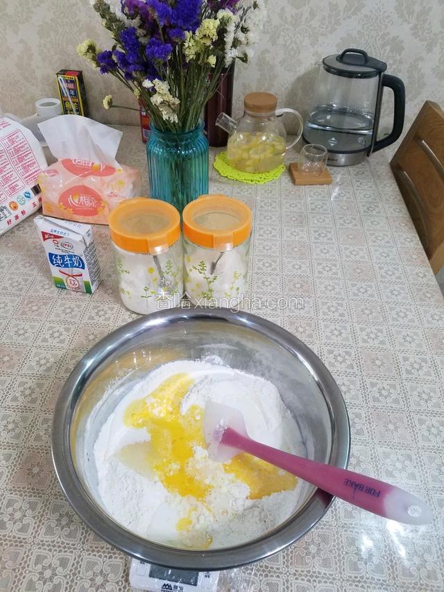除去黄油和豆沙，将所有食材全部倒入盆内用刮刀搅拌均匀。
