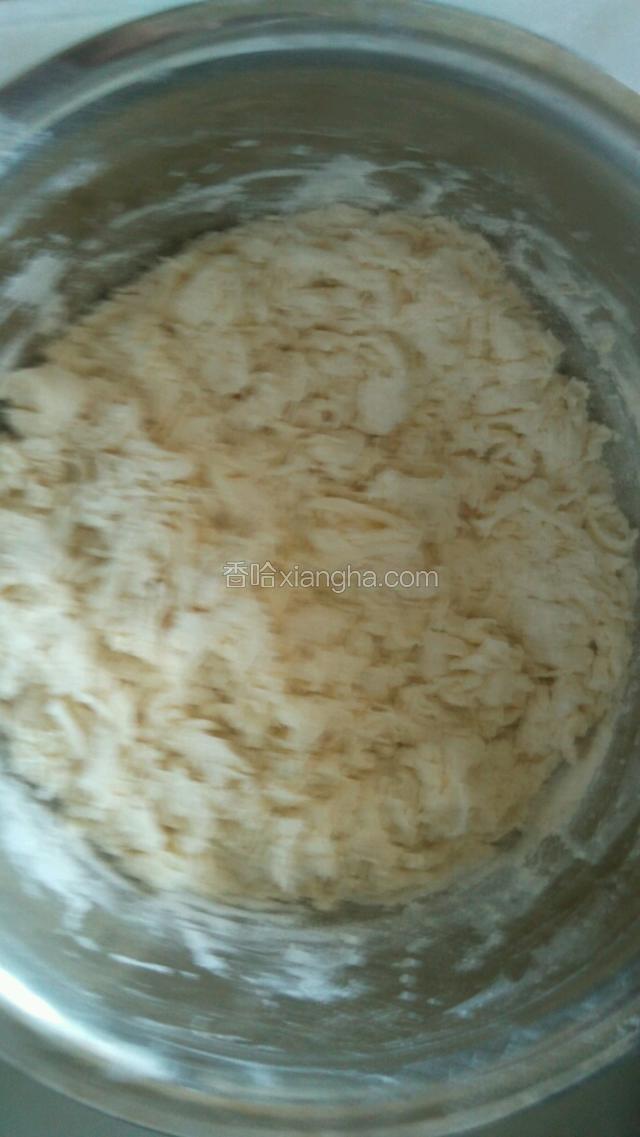 盆里放入面粉，白糖，泡打粉，倒入酵母水，放入温水和面