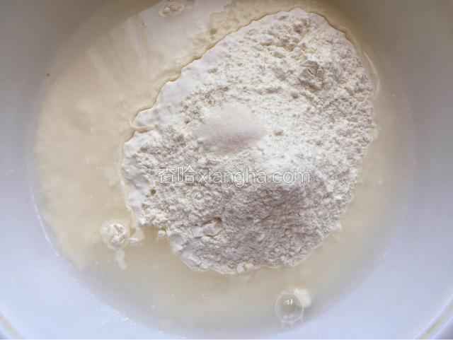 食材混合一起。