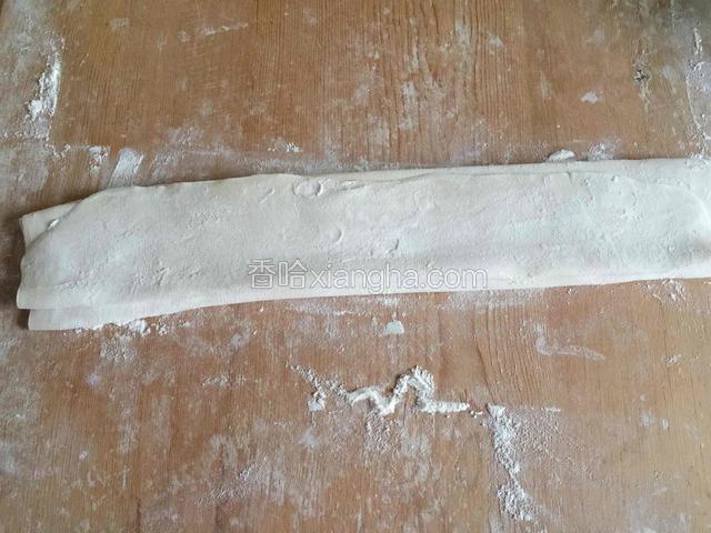 像折扇子似的折好，中间用面粉防粘。