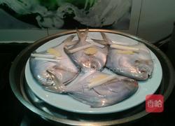 老屋私房菜 油泼鲳鱼的做法图解1