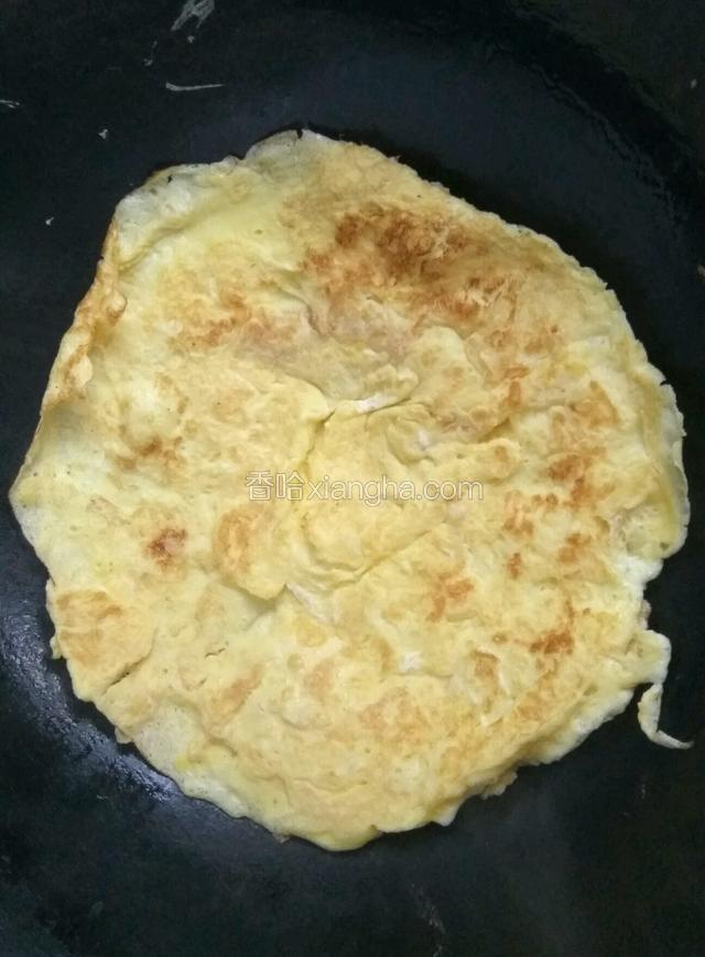 把鸡蛋拌匀后入锅摊成饼。