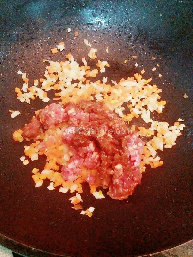 放入肉馅翻炒 炒至肉变深色