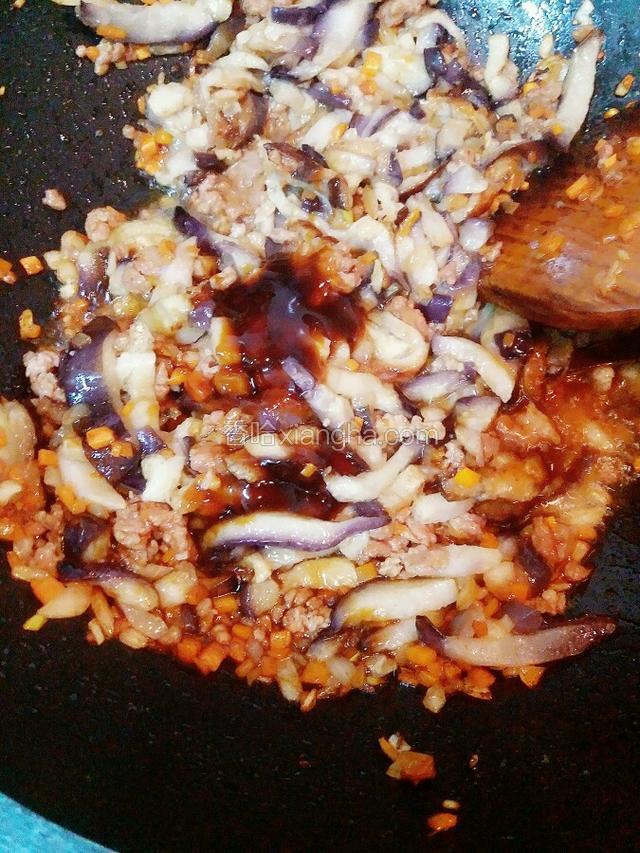 加入蚝油 蒸鱼豉油 盐 鸡精 少许清水翻炒