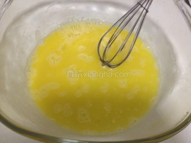 把鸡蛋打入盆中，加入糖粉搅匀