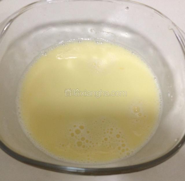 倒入牛奶，搅拌均匀