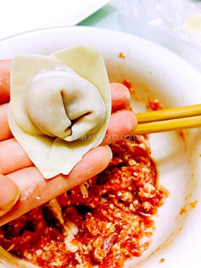 把两边向下收，包好了