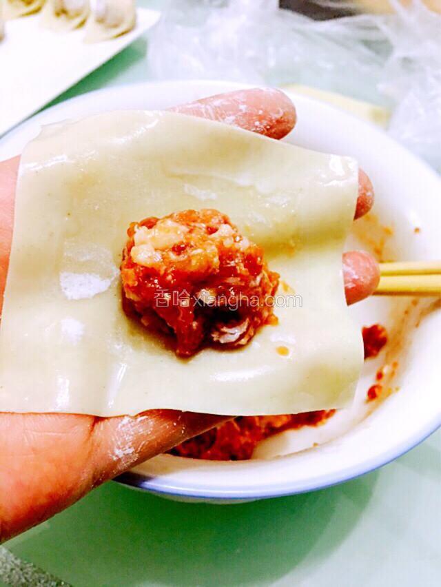第二种包法，取少许肉馅