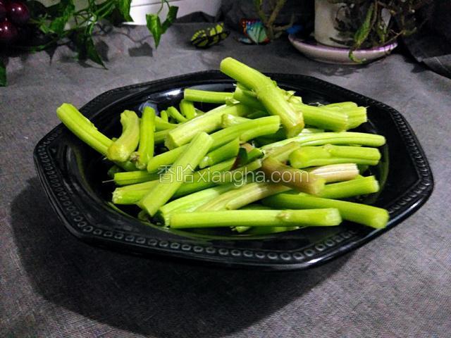 洗净沥水备用