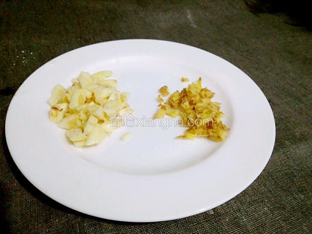 生姜和大蒜切碎备用