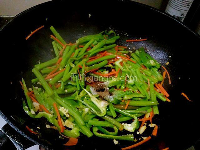 给胡椒粉炒匀