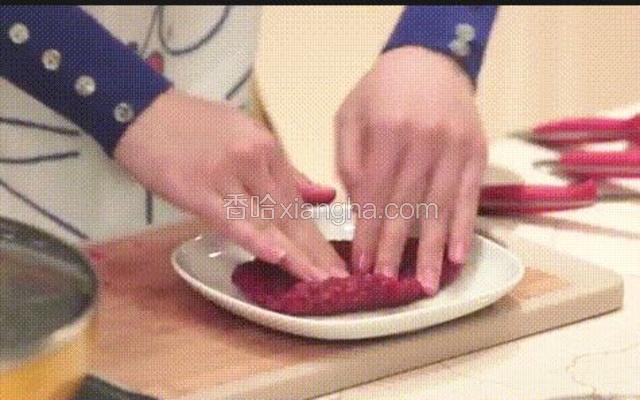 加入盐，黑胡椒，酱油，轻轻按摩腌制入味