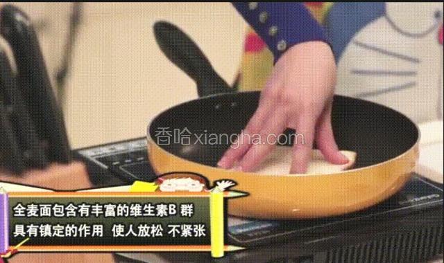将面包片放在平底锅中烤香