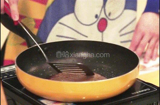 取出煎蛋，再将腌制好的牛肉煎成饼