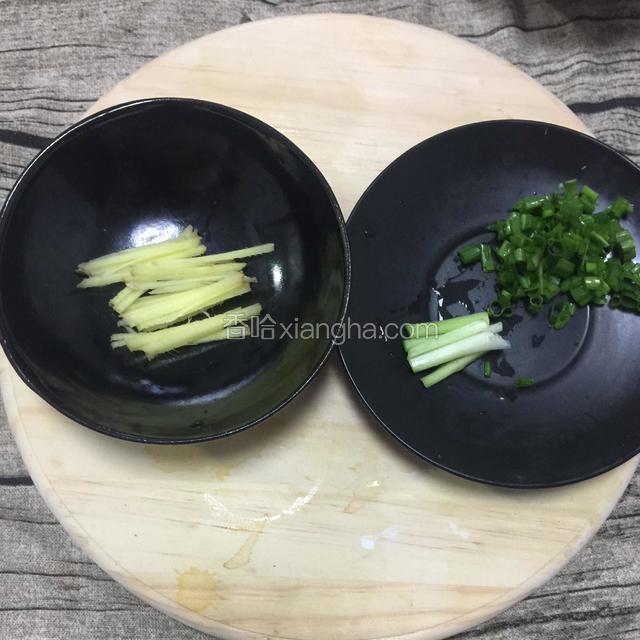 姜切丝，葱白切段，葱青切花