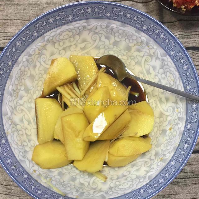 土豆削皮滚刀切块放入葱段、姜丝、蒸鱼豉油腌制十分钟左右