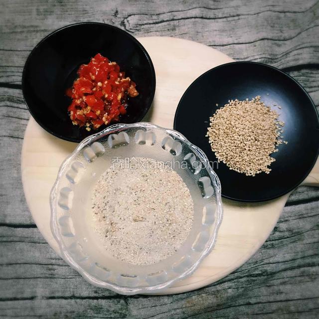 准备蒸肉米粉，水辣椒，熟芝麻