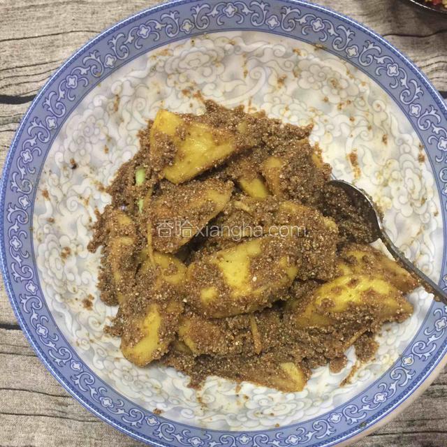 倒入米粉加少许水搅拌均匀