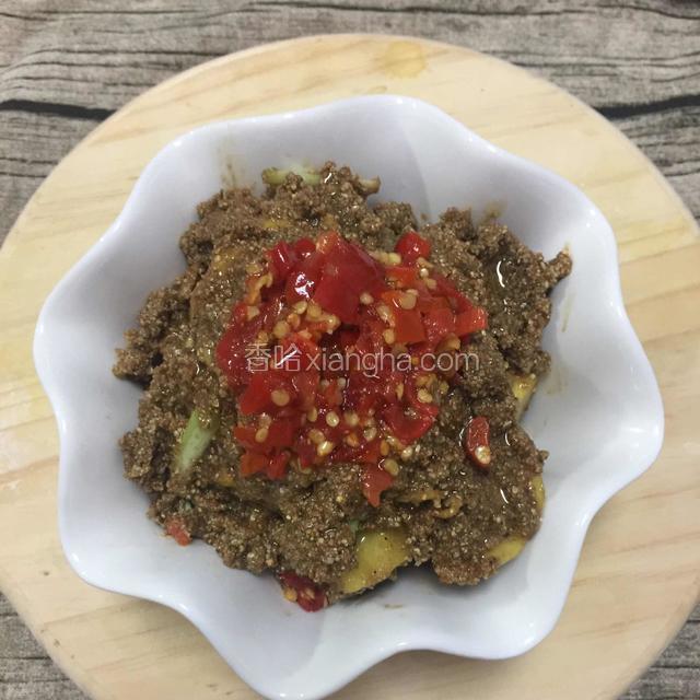 剩余的米粉铺在上面倒上水辣椒，淋上花生油，上蒸锅蒸半个小时左右