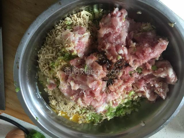 加油盐酱油.料酒.太干的话加适量鸡蛋