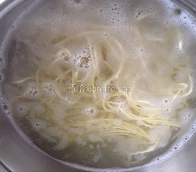锅内加水烧开，下入面条