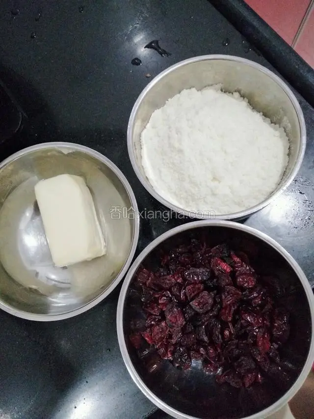 奶粉，黄油，蔓越莓，花生，棉花糖，配好材料放一边；