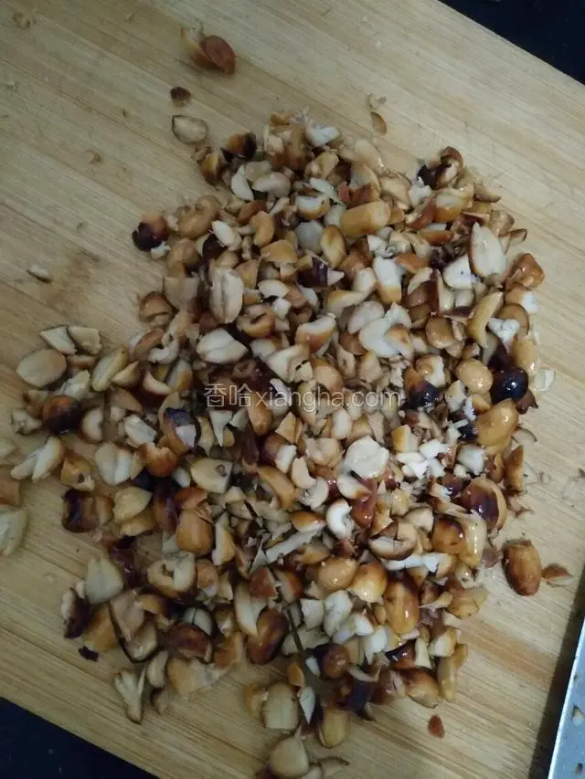 把花生炒一番，去外皮，用刀乱戳一番，不要太碎，这样做出来口感才有嚼劲；