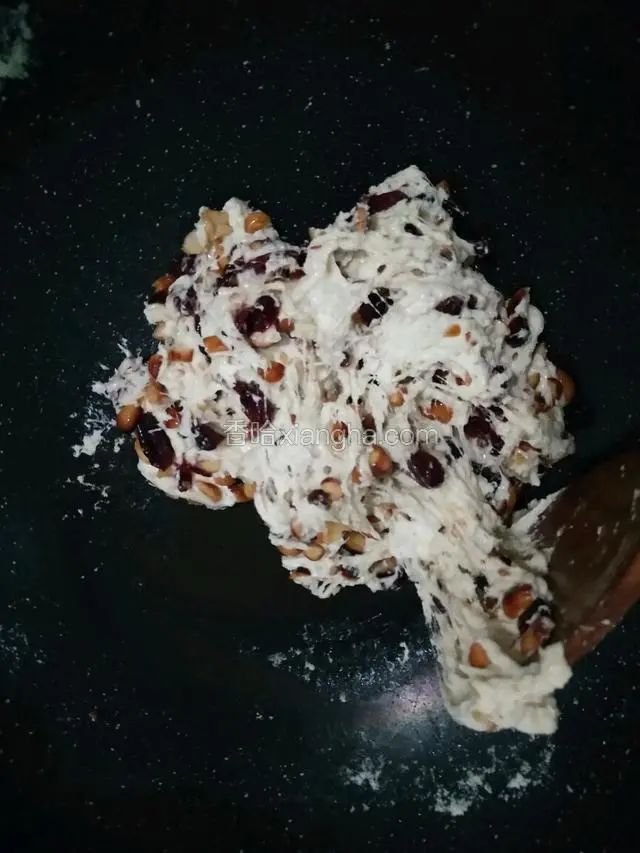 棉花要融化，倒入适量奶粉，快速翻，避免粘锅；
