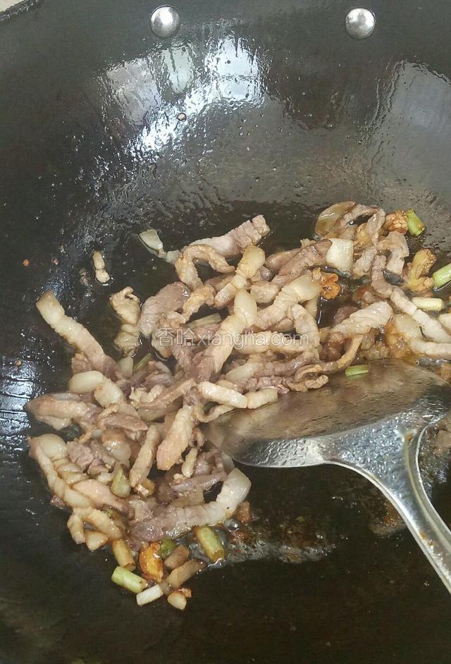 倒入料酒味极鲜老抽翻炒。