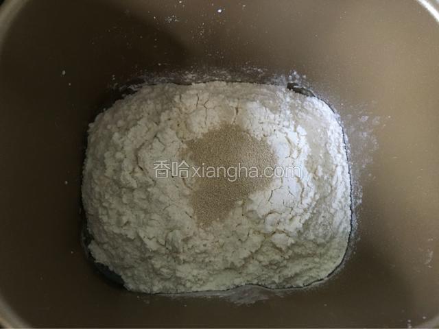 把鸡蛋打散成蛋液，倒入面包机里，留少许刷面包用，然后依次放入牛奶、盐、糖、食用油、面粉、酵母，盐和糖需要对角放，开启和面功能，共揉50分钟。