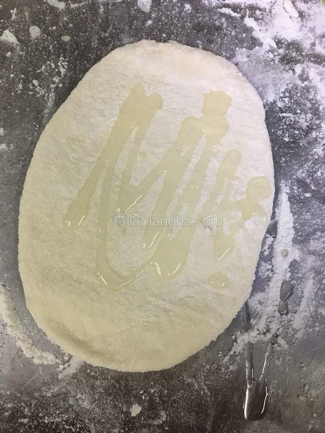 用擀面杖擀成面片里面抹一点油