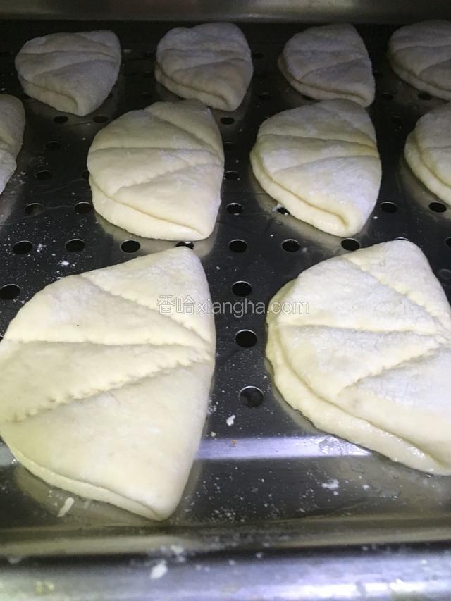 依次做好，蒸笼抹油再次醒发10分钟
